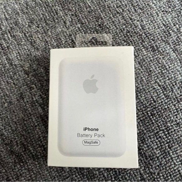Apple MagSafe iPhone Battery Pack - White